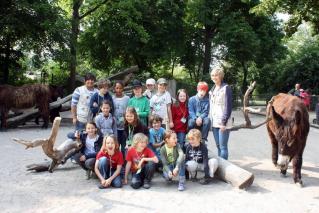 Kindergruppe mit Zoorangern im Eselgehege