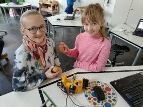 zwei Teilnehmerinnen präsentieren ihr selbst gestaltetes "Schickes Ei"