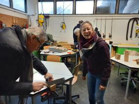 eine Familiengruppe hat Spaß bei der Arbeit im Techniklabor