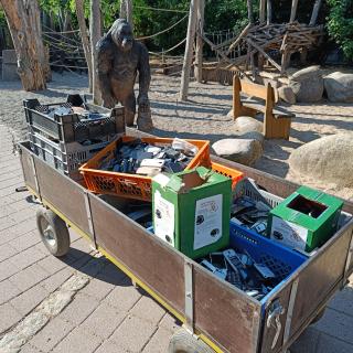 Wagen voll beladen mit Handys